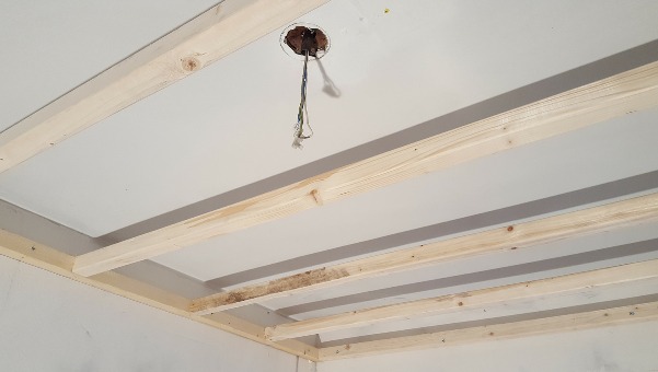 Una guida che mostra quanto costa l'abbassamento del soffitto della propria abitazione.
