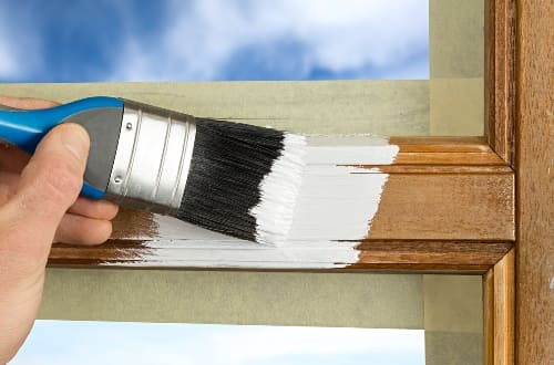 Il costo per la carteggiatura e la verniciatura delle finestre dipende dalle loro dimensioni e dal materiale con cui sono realizzate.