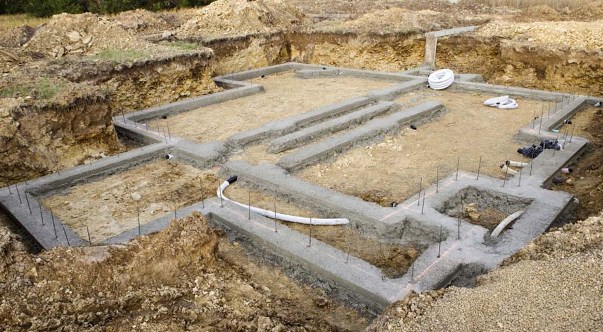 Il costo per delle fondazioni in cemento armato viene calcolato al mq o al mc.