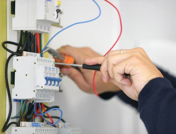 Quanto costa chiamare elettricista? Scopri le tariffe orarie medie, i costi di chiamata e i prezzi per urgenze. Consulta il listino aggiornato città per città e richiedi preventivi gratuiti per risparmiare in sicurezza.