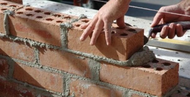Il costo orario di un muratore dipende dal suo livello di esperienza