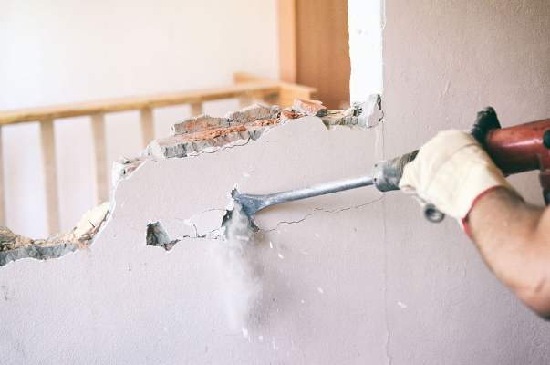 Il costo per la demolizione di tramezzi dipende dalla superficie e dai materiali. Qui la demolizione di un tramezzo in muratura.