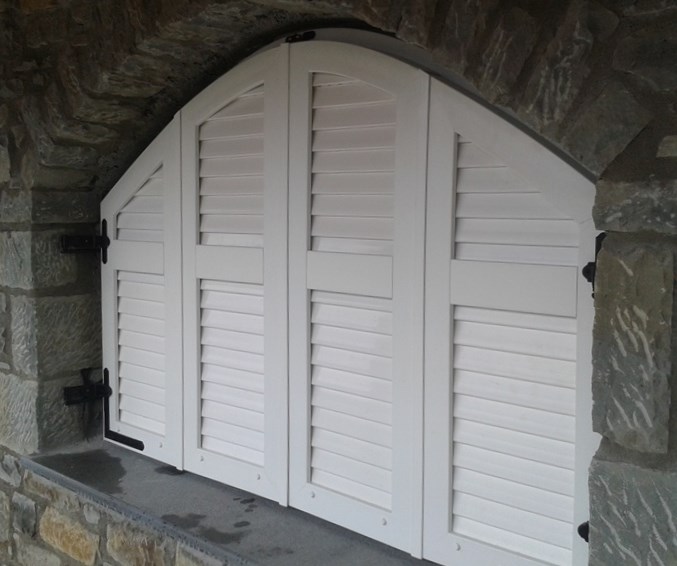 Gli infissi in PVC assicurano un'ottima coibentazione della casa. Per conoscerne i prezzi è opportuno richiedere più preventivi.