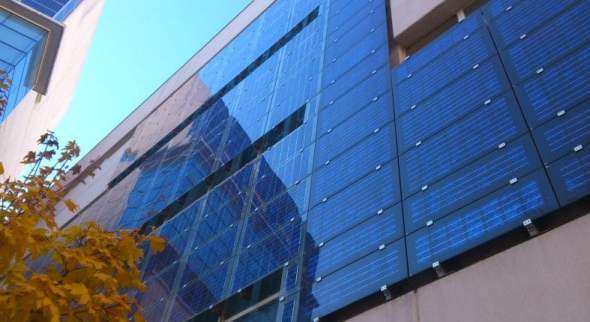 Installazione finestre fotovoltaiche: quale il costo? Qui delle finestre fotovoltaiche installate per 191,32 € ad elemento.
