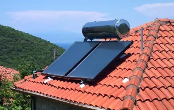 Il costo per l'acquisto e l'installazione di un impianto a solare termico per la produzione di acqua calda sanitaria può andare dai 375,00 € ai 2.115,00 € al mq.