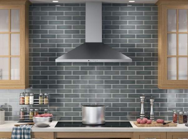 I prezzi per il montaggio di cappe aspiranti in cucina dipendono da vari fattori. Qui una cappa aspirante per la cui installazione sono bastati 180,00 €.