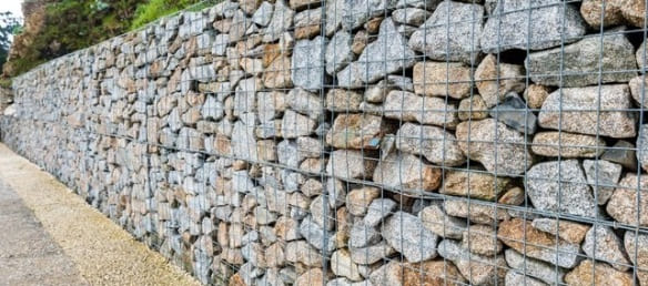 Il costo per realizzare un muro di contenimento con gabbioni può andare dai 55,00 ai 217,00 euro per metro cubo.