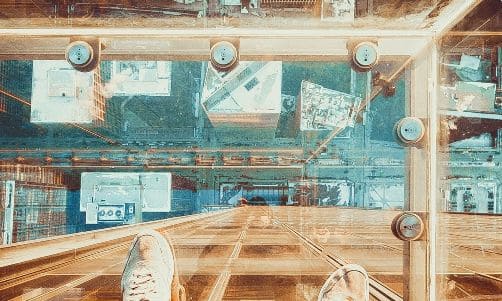 Il costo per costruire un pavimento in vetro calpestabile dipende dai materiali e dalle dimensioni.