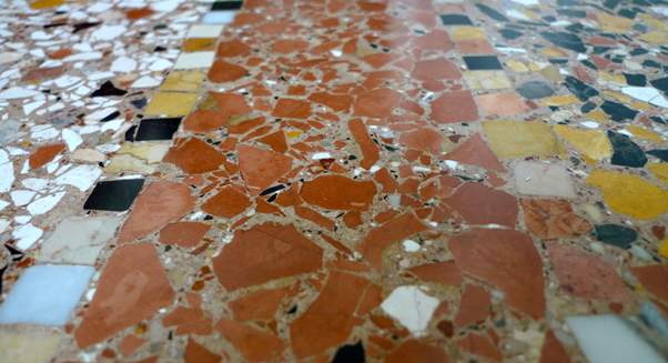 Scopriamo i prezzi per realizzare un pavimento veneziano in base a tecniche di posa, materiali e tipologie.