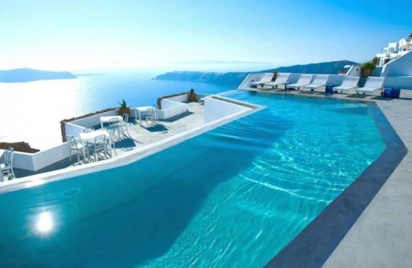 I prezzi delle piscine a sfioro sono abbastanza elevati, ma confrontando preventivi si può risparmiare.