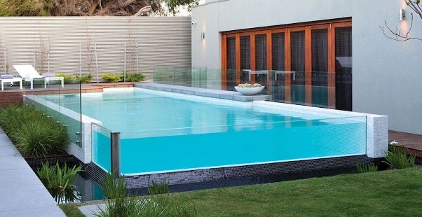 I prezzi delle piscine fuori terra variano in base al materiale.