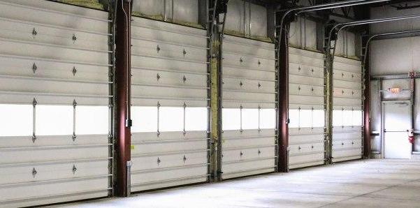 Per conoscere i prezzi dei portoni sezionali è opportuno richiedere più preventivi ad imprese specializzate.