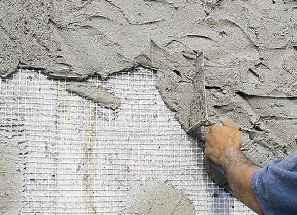 Il prezzo per la posa del betoncino dipende dal tipo di rete scelta, dall'estensione della superficie e dai permessi da richiedere.
