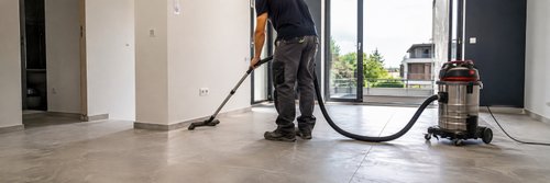 Per calcolare quanto costa una pulizia professionale degli ambienti dopo i lavori di ristrutturazione è utile confrontare i preventivi online con Edilnet.it