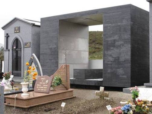 Il costo per la costruzione di un'edicola funeraria varia in funzione di molti fattori, fra cui le dimensioni e i materiali.