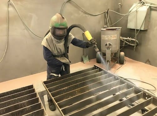 Il costo al metro quadro per la sabbiatura delle persiane dipende dal tipo di materiale con cui sono realizzate.
