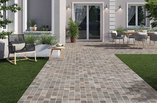 Il costo per la piastrellatura di un giardino dipende dai materiali scelti e dalle dimensioni della superficie da piastrellare.