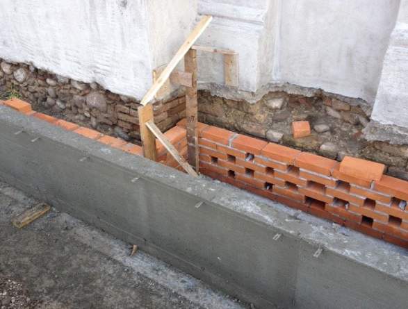 Quanto costa fare uno scannafosso? Qui la realizzazione di uno scannafosso perimetrale su edificio esistente costato circa 412,33 € al metro.
