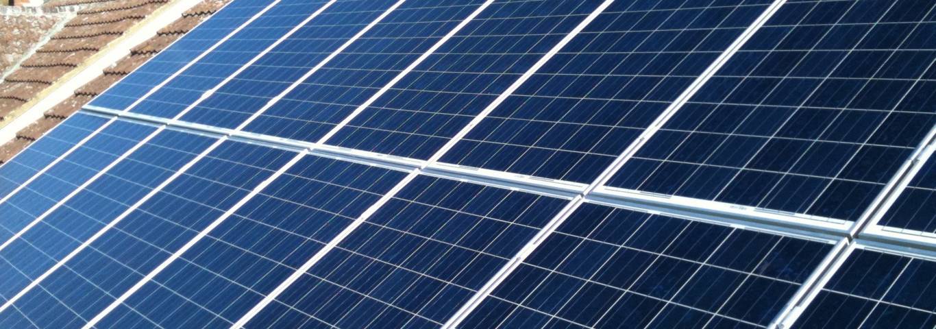 Un impianto fotovoltaico è una soluzione efficiente per il risparmio energetico e il suo prezzo dipende dalla potenza installata e dalla complessità dell'impianto.