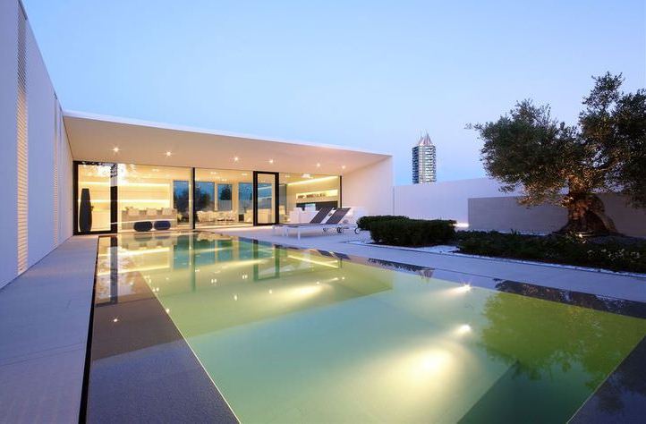 Per sapere quanto costa una piscina interrata è necessario richiedere più preventivi ad imprese della propria zona.