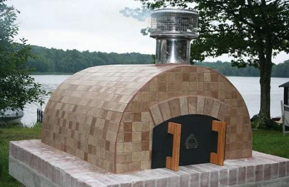 Il costo per la realizzazione di un forno a legna dipende dalla tipologia e dai materiali. Qui un forno a legna in laterizio su misura costato circa 3.500 euro.
