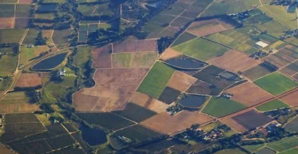 I costi per il riconfinamento di un terreno comprendono le spese di rilevazione, quelle del geometra e le spese legali.