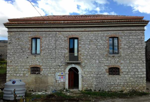 Una guida con tutti i costi per la ristrutturazione di una casa indipendente.