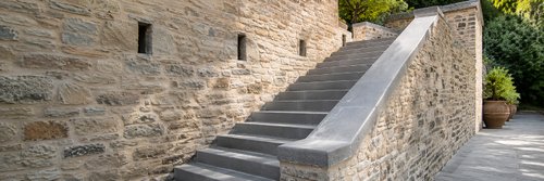 Informazioni sui costi della pietra serena per ristrutturazioni: come calcolare prezzi di rivestimenti, scale e pavimenti e come risparmiare con i preventivi online di Edilnet.