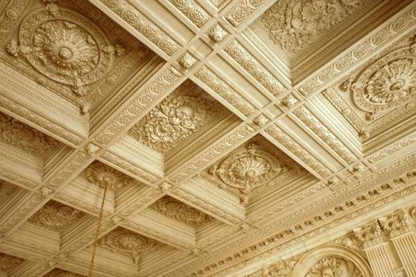 Il prezzo per la realizzazione di un soffitto a cassettoni dipende dai materiali scelti. Qui un soffitto a cassettoni in gesso costato circa 15,00 € al mq.