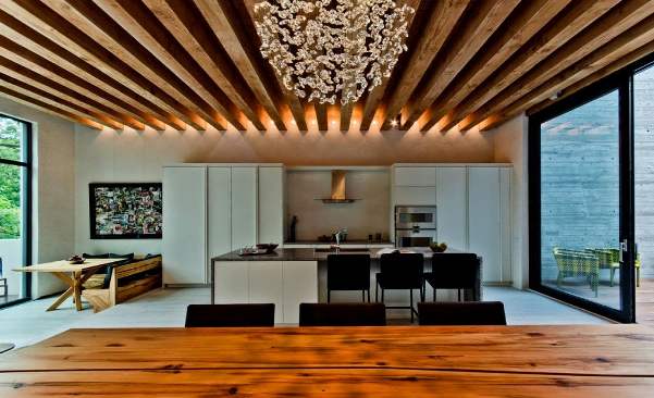 I prezzi per un soffitto in legno variano molto in base ai materiali e alle tecniche di realizzazione. Qui un soffitto in legno dal design moderno.