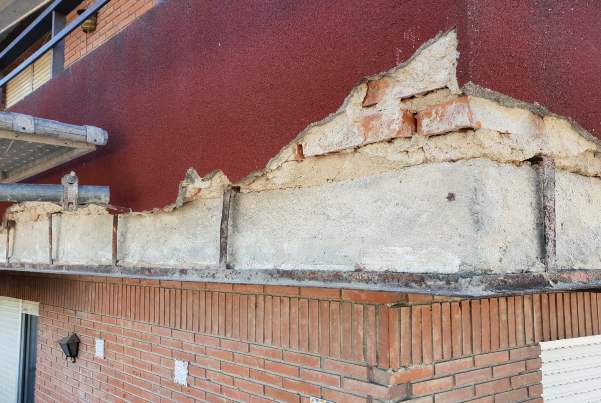 Il prezzo per la spicconatura dei frontalini di balconi viene generalmente calcolato al mq. Qui il frontalino di un balcone spicconato.