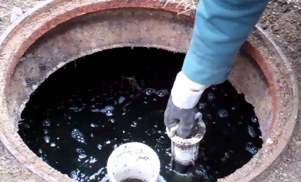 Una guida per conoscere il costo dello spurgo per un pozzo nero calcolato su base oraria e sulle dimensioni dell'immobile.