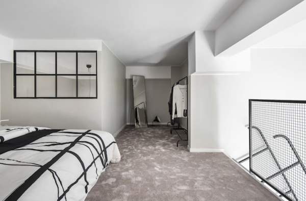 Una casa ristrutturata a Tivoli in stile minimalista.