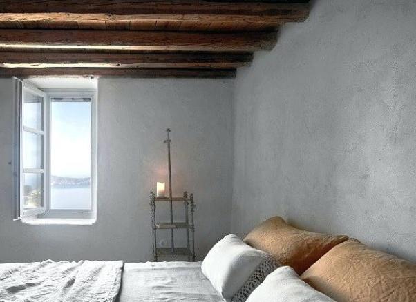 la camera da letto di una casa ristrutturata nel cuore del centro storico di Nettuno.
