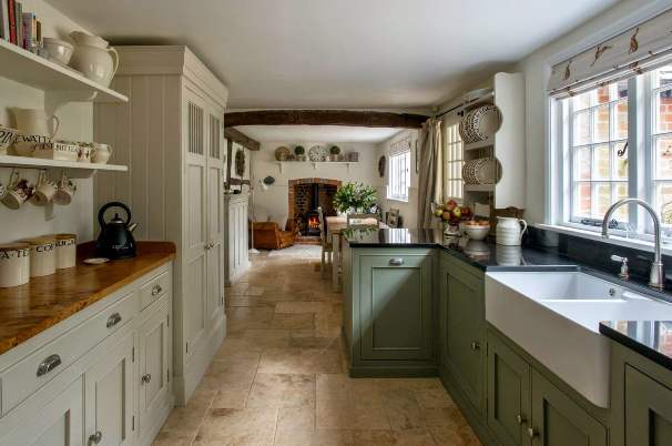 Cucina e soggiorno di una casa ristrutturata in stile rustico.