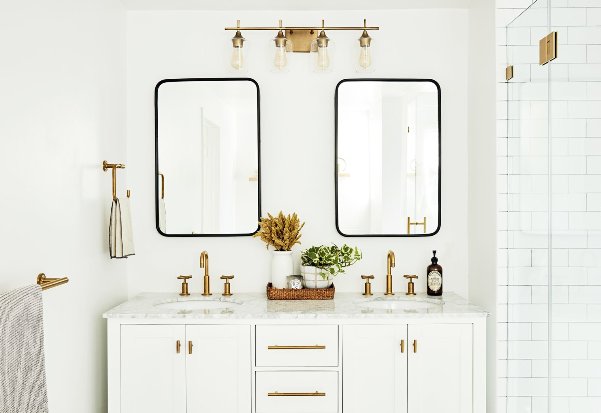 Un'idea per la realizzazione di un bagno bianco a Firenze.
