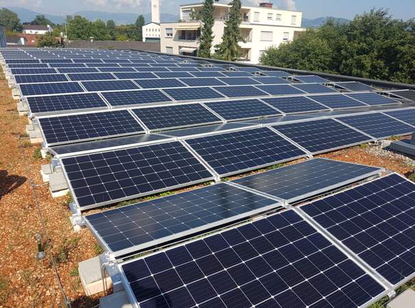 Un esempio di impianto fotovoltaico a terra per la produzione di elettricit&agrave;.