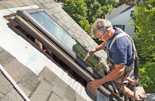 Il montaggio di un lucernario sul tetto di una casa.