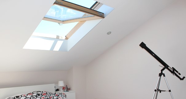 Una mansarda con lucernario.