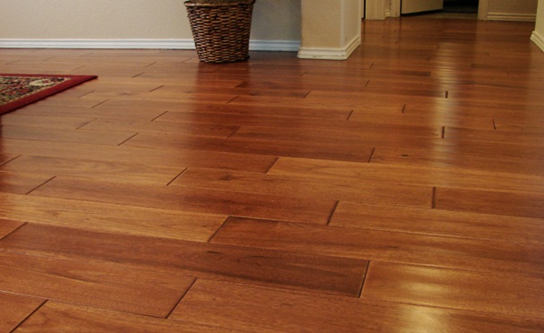 Un parquet recentemente levigato lucidato