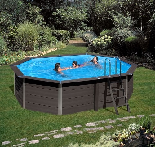 Bellissima piscina fuori terra in funzione con 3 bambini che giocano nell'acqua Piscina fuori terra installata su esterno di villa