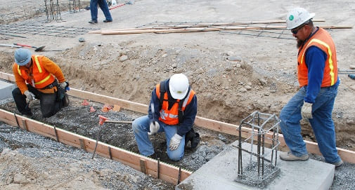 I lavori di costruzione di un condominio a Como.