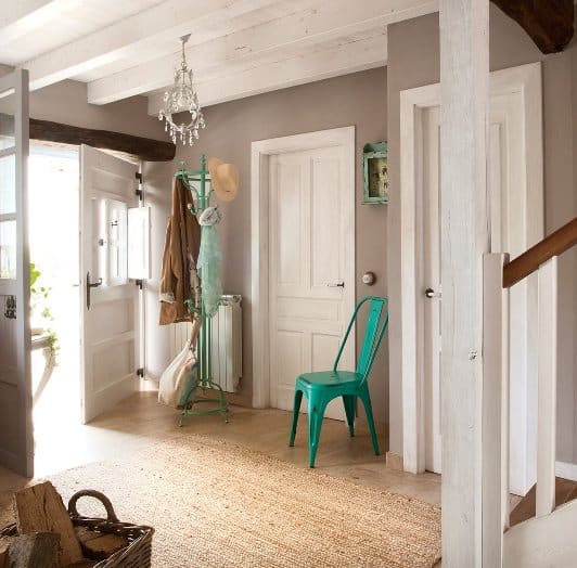 Ristrutturazione casa. Ingresso grigio e bianco.