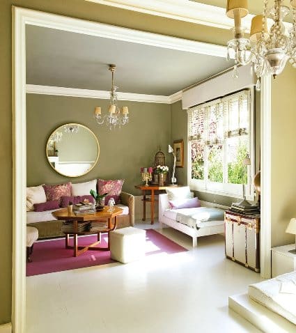 Salotto ristrutturato con design raffinato, arredamento accogliente e illuminazione elegante.