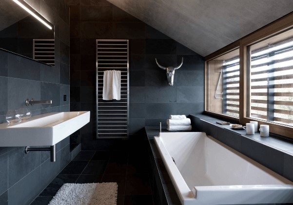 Ristrutturazione casa Segrate. Un bagno con pareti grigie.