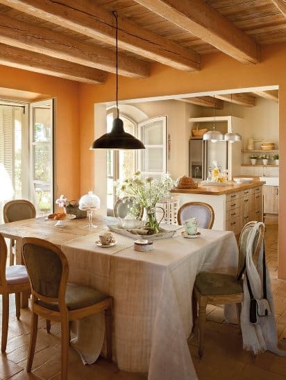 La ristrutturazione di una cucina con camera da pranzo.