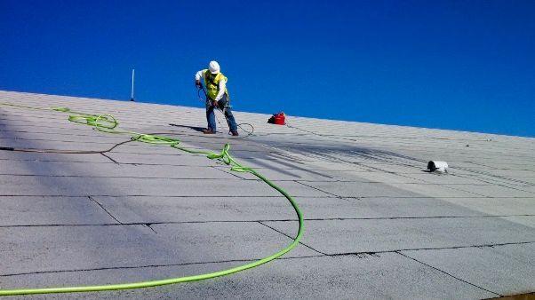 I lavori di ristrutturazione di un tetto a Segrate. 