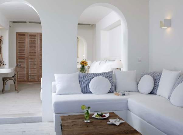 Il salotto di una casa ristrutturata a Fiumicino.