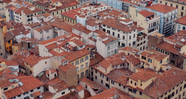 Una panoramica dei tipici tetti in laterizio di Firenze.