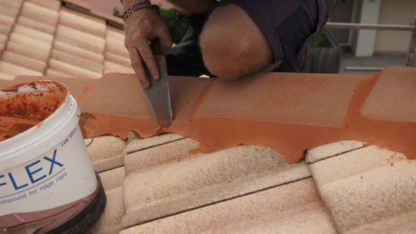 Un tetto a Cornaredo durante i lavori di ristrutturazione.